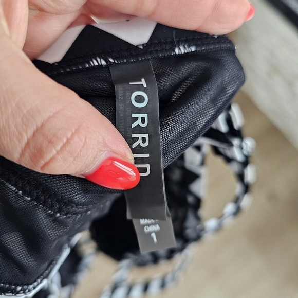 Torrid Chevron Print Bikini Swimsuit Top Plus Size 1 - Picture 5 of 5